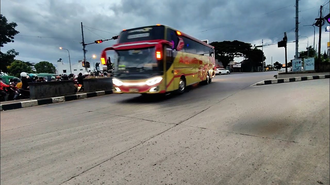 HUNTING BUS DI PERSIMPANGAN PASIR KOJA