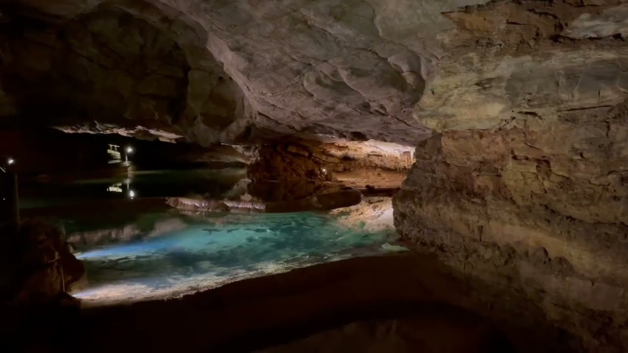 Gouffre de Padirac|  Fran&ccedil;a - Uma gruta que lhe leva do mundo exterior para o subterr&acirc;neo.
