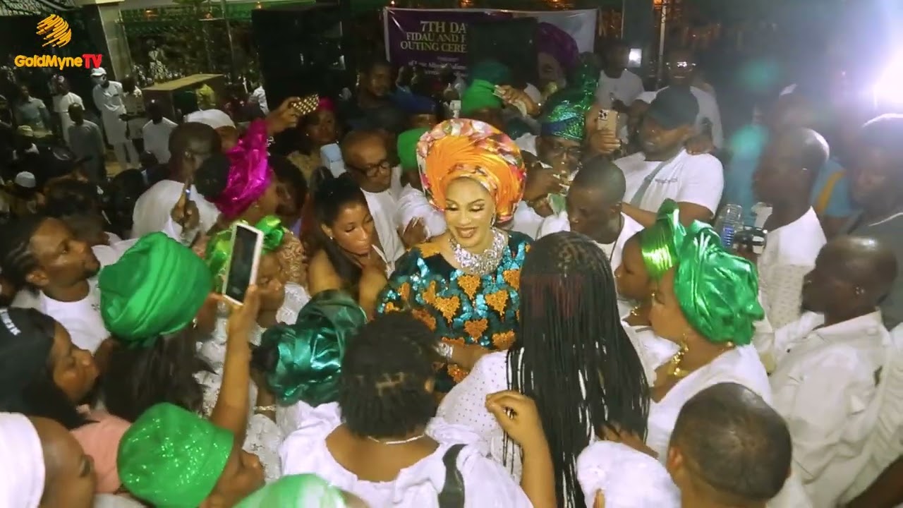 K1 DE ULTIMATE SERENADES HIS CHILDREN AND GRANDCHILDREN AT HIS MOTHER’S FIDAU PRAYER