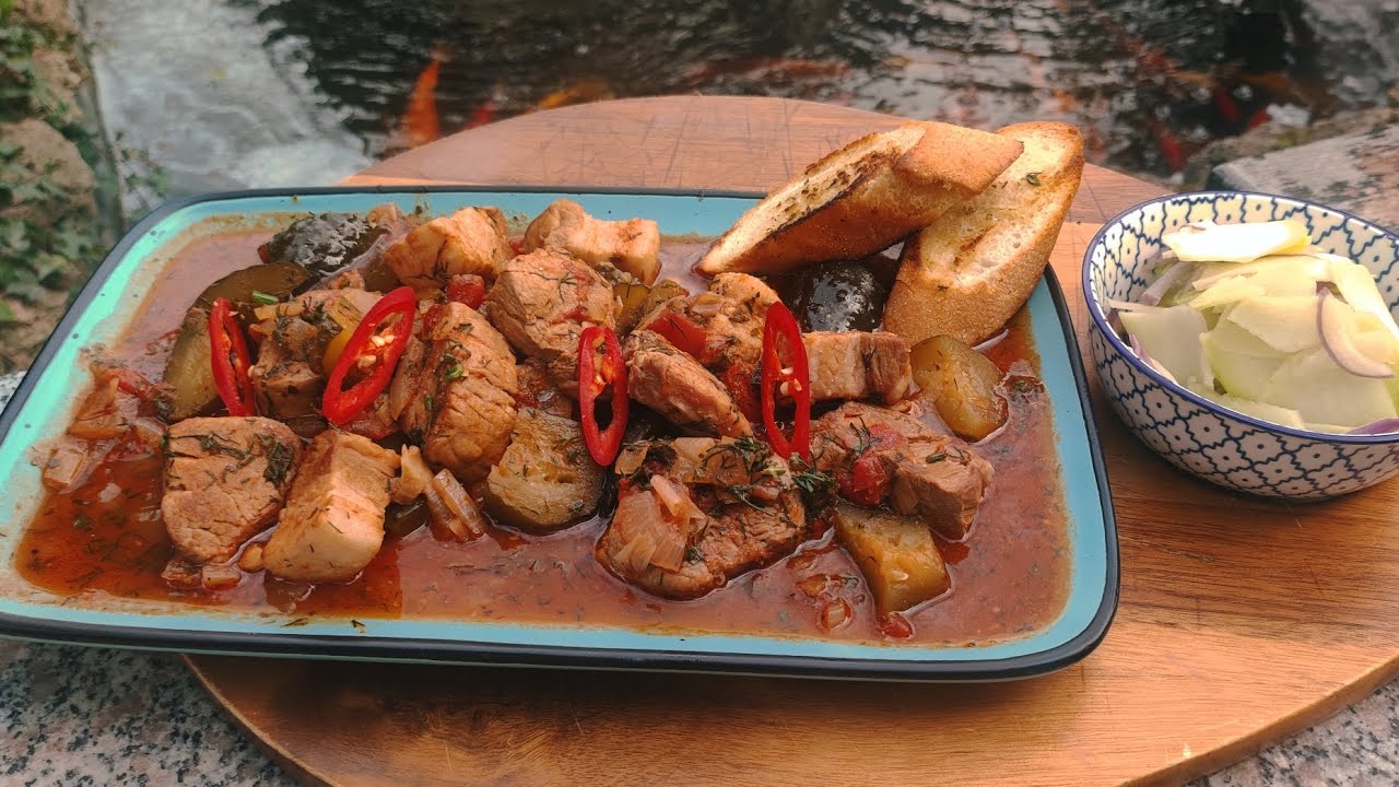 Mâncare de castraveți murați cu carne de porc.