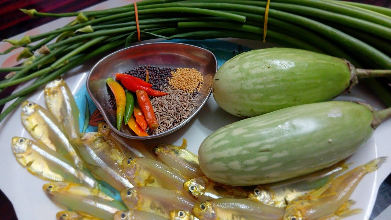 পেঁয়াজ কলি দিয়ে মৌরলা মাছের বাটি চচ্চড়ি /peyajkoli diye Mourola Macher bati chorchori