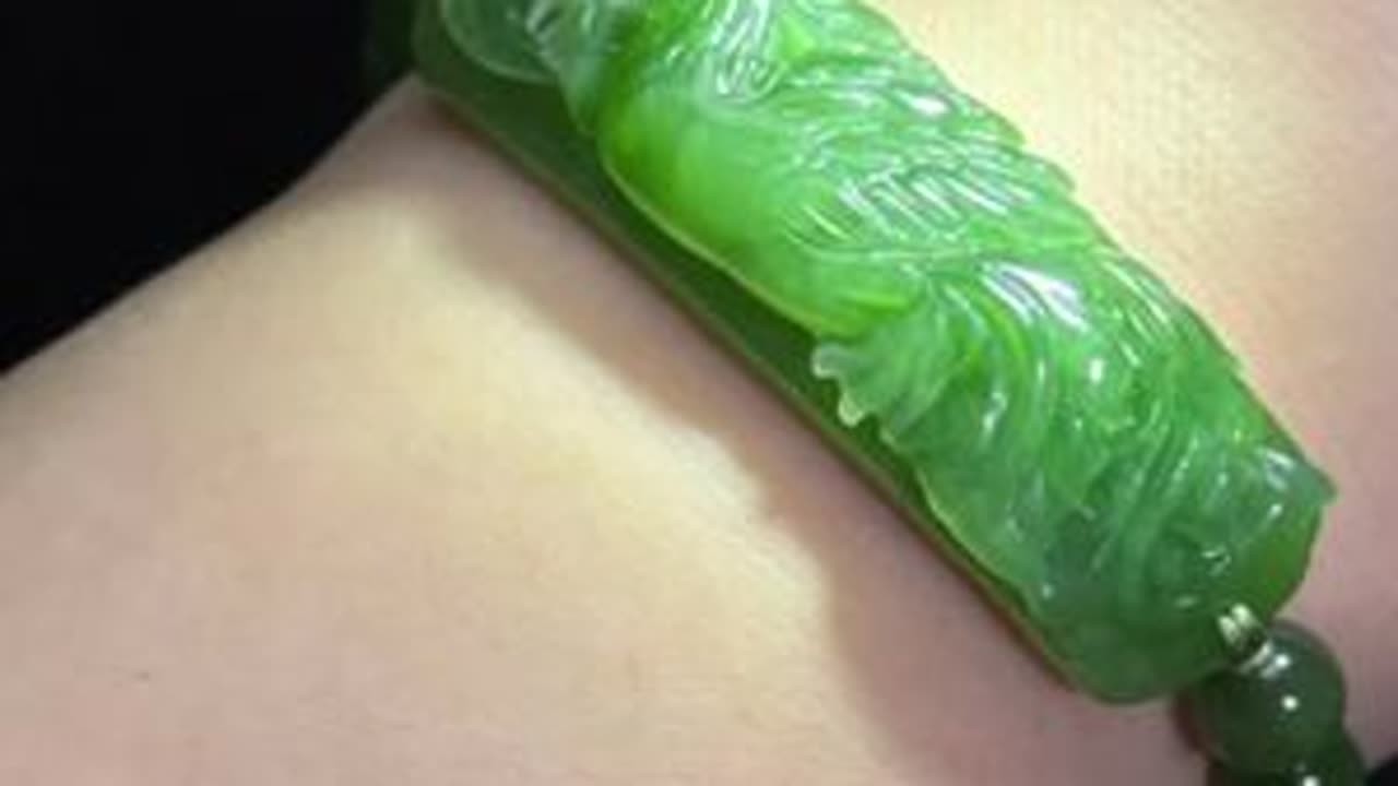 一块不起眼的石头竟然能雕刻成精品玉雕？ #玉雕#碧玉#手艺人#和田玉
