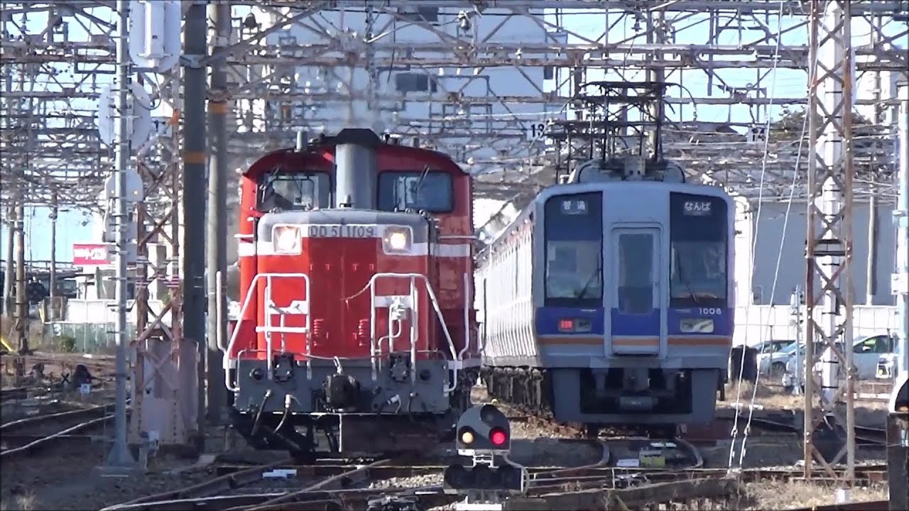 南海8300系甲種輸送　和歌山市駅のDD51とJR～南海の渡り線　Rail vehicles transportation, Nankai Wakayamashi Station　(2022.2.9)