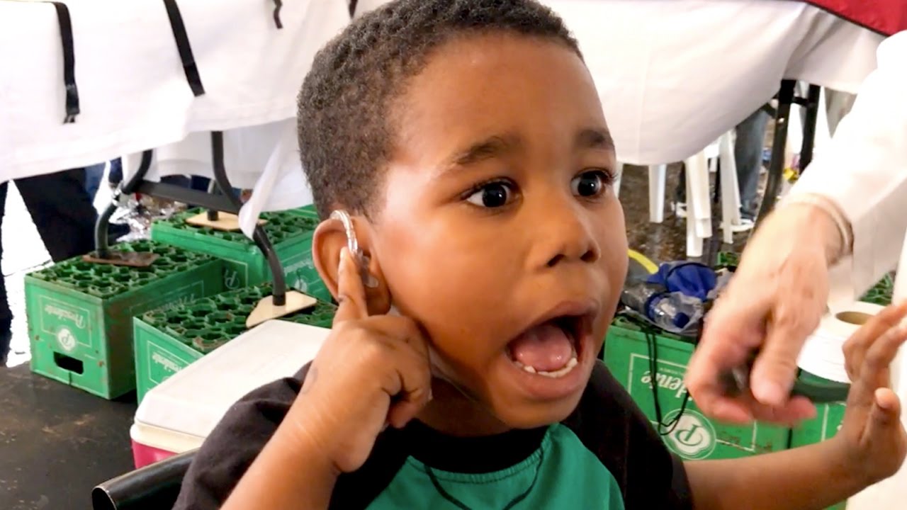 REACCIONES DE NIÑOS SORDOS ESCUCHANDO POR PRIMERA VEZ