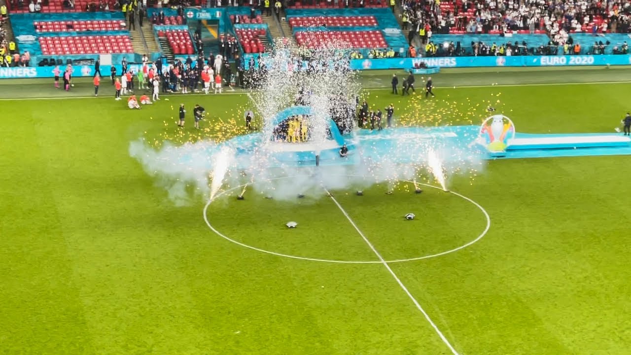 The Moment Chiellini Lifts #Euro2020 Trophy and Italy Celebrations - Full Coronation 🇮🇹🏆