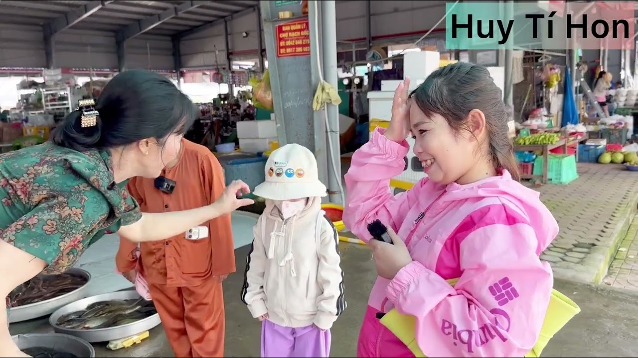 Hôm nay  Huy Tí Hon được hai chị dẫn đi chợ mua đồ ăn|| Huy Tí Hon