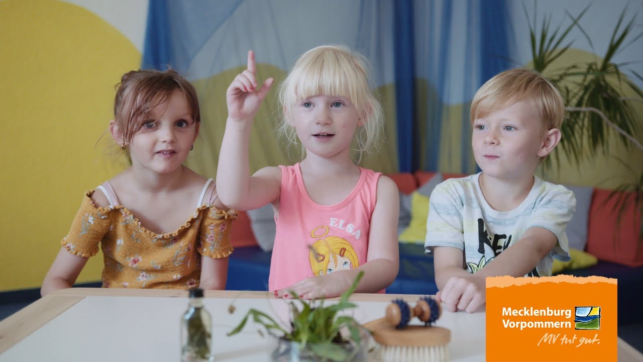 Kinder erklären auf Rügen die Kneippsche Gesundheitslehre