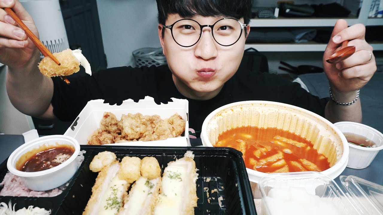 치킨플러스 순살 + 호로록 떡볶이 + 치즈돈까스 환상 조합 치킨을 떡볶이 국물에 찍어서 맛있게 먹방 MukBang ASMR RealSound Chiken + Tteokbokki