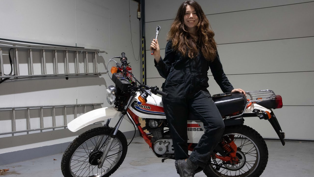 Servicing my vintage Honda bike - oil change.