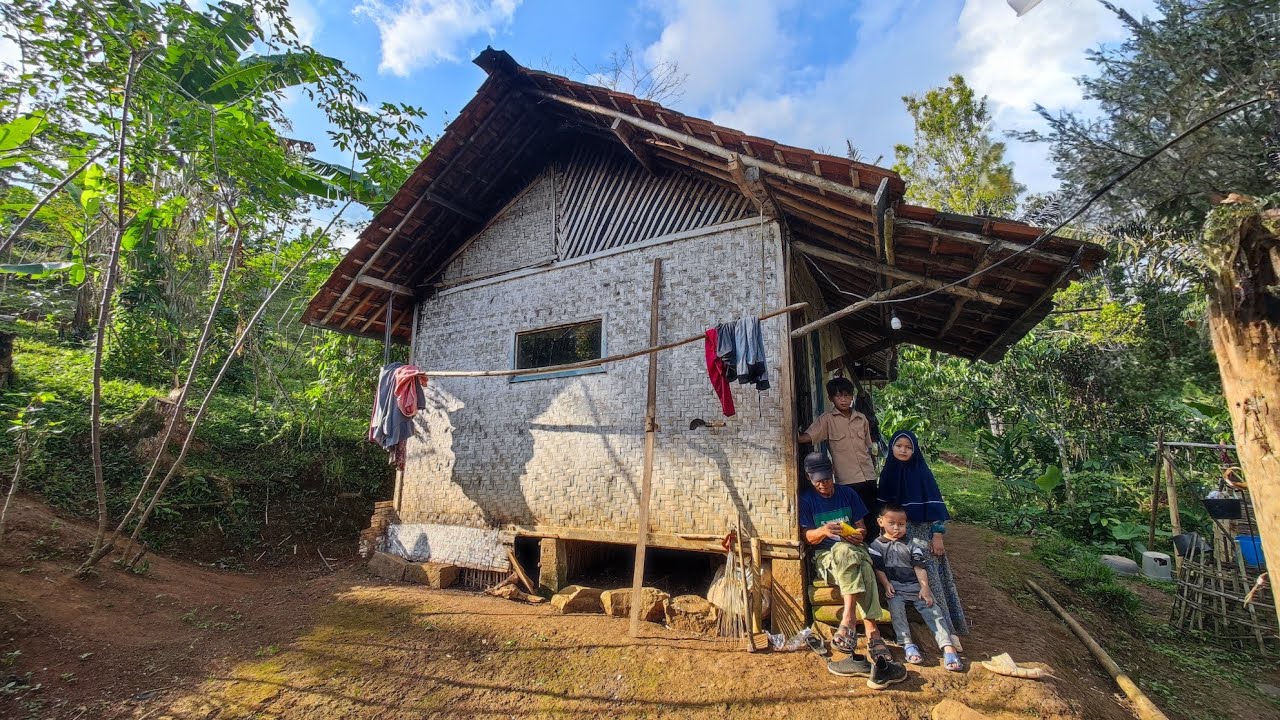 Nikah Beda Usia, Mantan Pengusaha Nikahi Gadis Muda dan Memilih Tinggal Di Rumah Pinggir Hutan