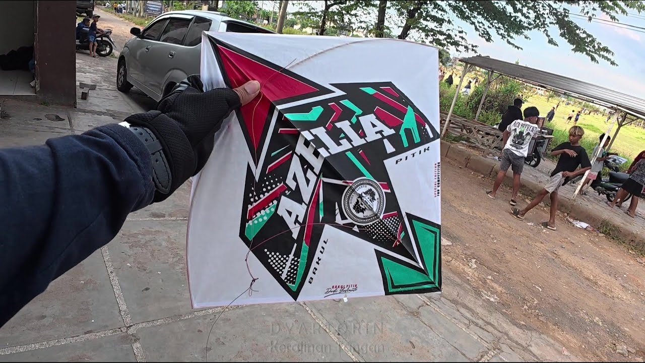 Berburu layangan bareng bocil Bagas