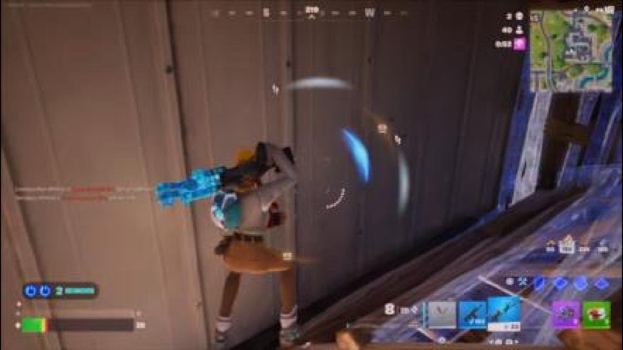 Jugando recarga en Fortnite