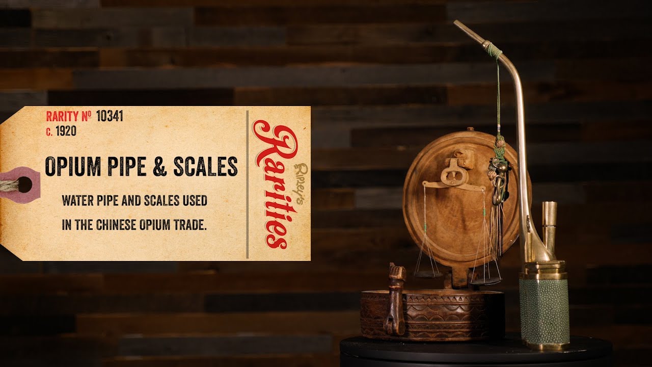 Опиумная трубка и весы &mdash; реликвии эпидемии в Китае.