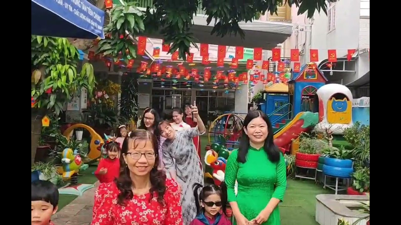 Cô và các bé MN Bông Sen cùng nhau Hưởng ứng tuần lễ áo dài chào mừng ngày QTPN 8-3