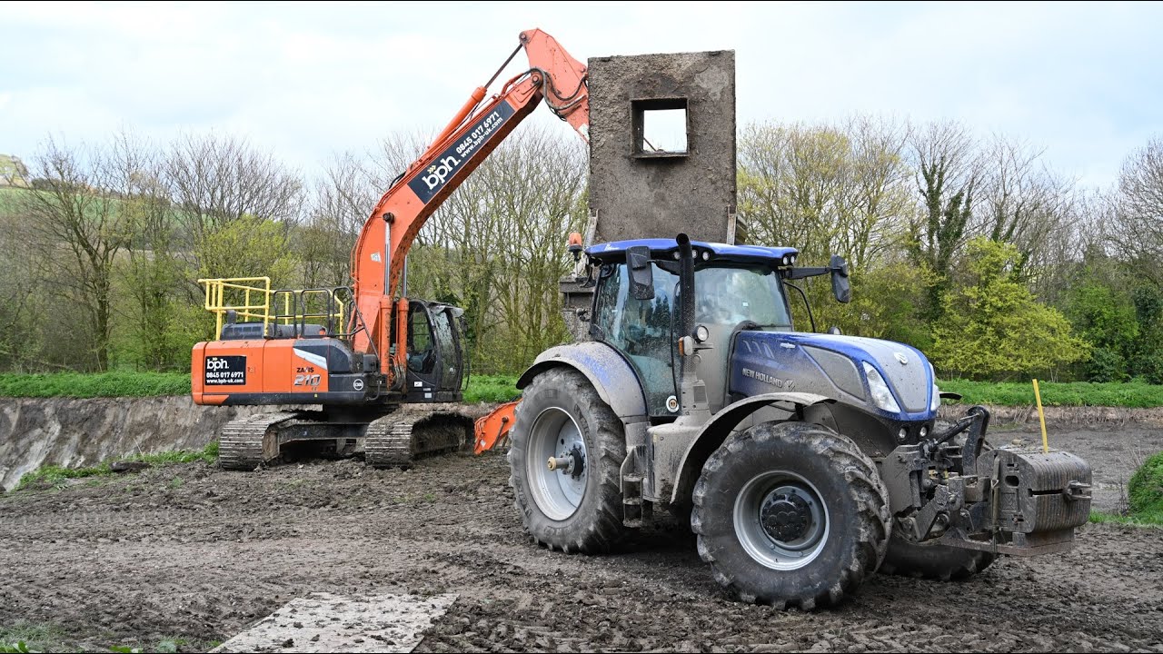 Emptying the Slurry Lagoon with Hitachi Excavators and five New Holland T7s & Shelbourne Reynolds