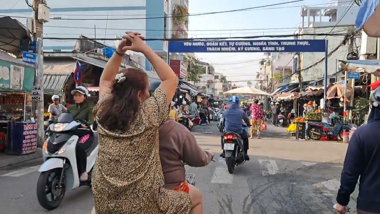 TẾT 23 THÁNG 12 CHỢ ĐÔNG NGƯỜI BÁN KHÔNG CÓ NGƯỜI MUA