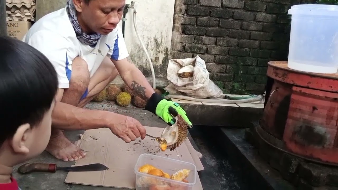 Makan durian isu kuning/oren 