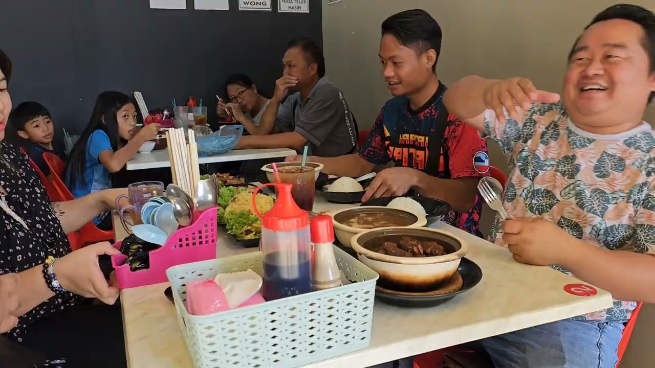 Semasa Tumatik Makan. Tiba-Tiba Ada Sumandak Cantik Datang.