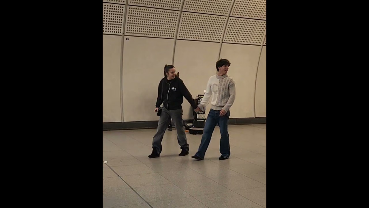 🎸 Lap Steel Guitar Magic – Street Music at Tottenham Court Road Station 🎶 | London Underground Vibes