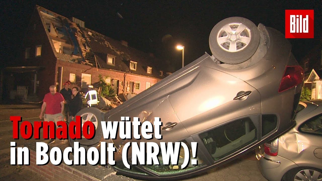 Unwetter zieht in der Nacht über NRW und deckt Häuser ab und wirft Autos um