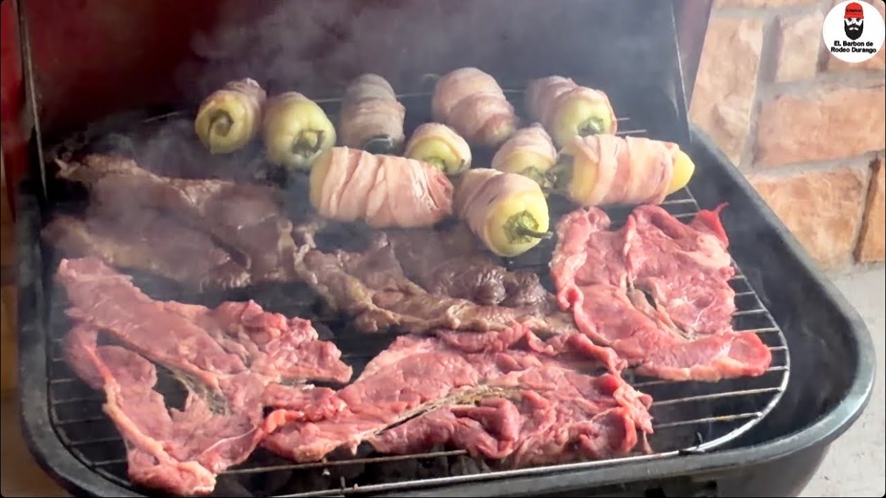 Carne al carbón chiles 🌶️ enredados con tocino y queso y salchichas 