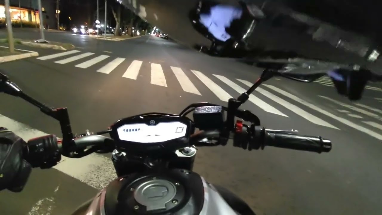 Yamaha MT 07 em um rolê noturno, curtindo o estilo 