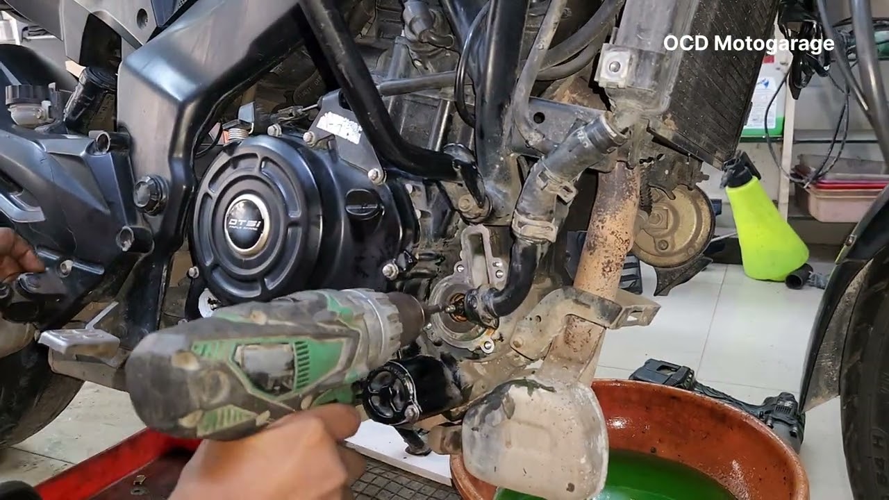 Dominar 400 Replacing Water Pump Oil Seal [Time-lapse]