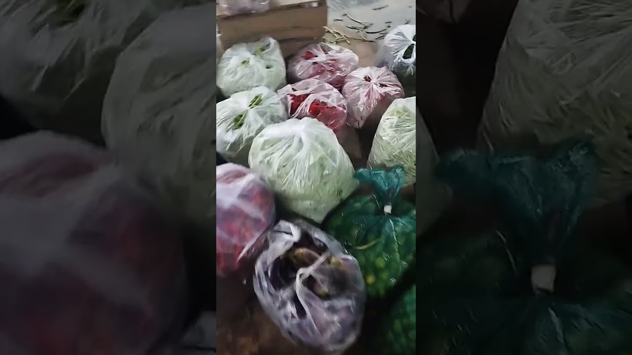 Pasarnya hari ini sepi sekali 