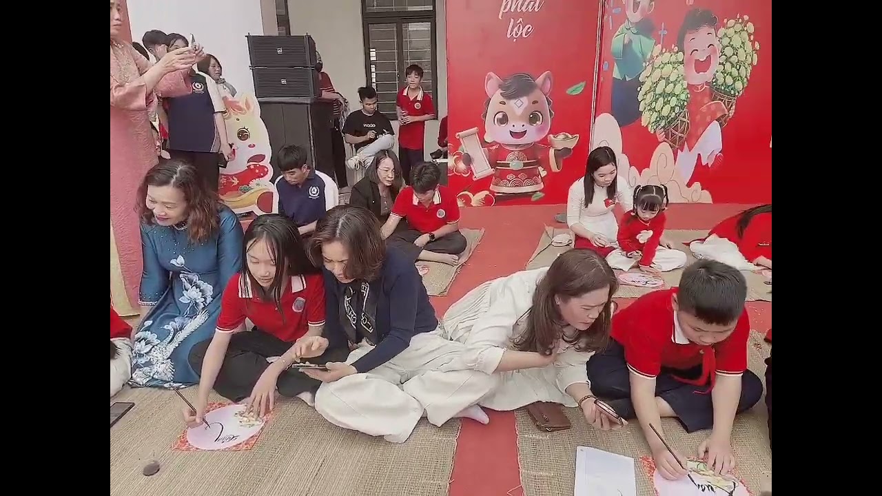 Phần thi : “ Viết chữ thư pháp “ của con gái cùng cô giáo chủ nhiệm