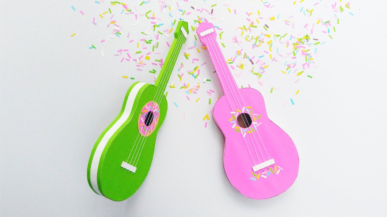 Como hacer una MINI GUITARRA de cartón / GUITARRA en miniatura / Cardboard MINI GUITAR / Lindas 😍
