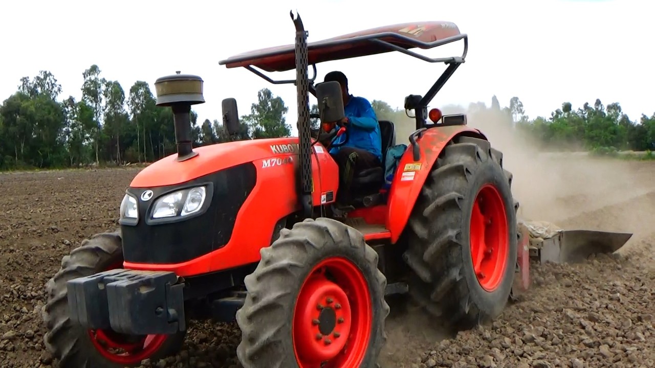 Máy cày Kubota M7040 kéo dòng khoai quá đỉnh