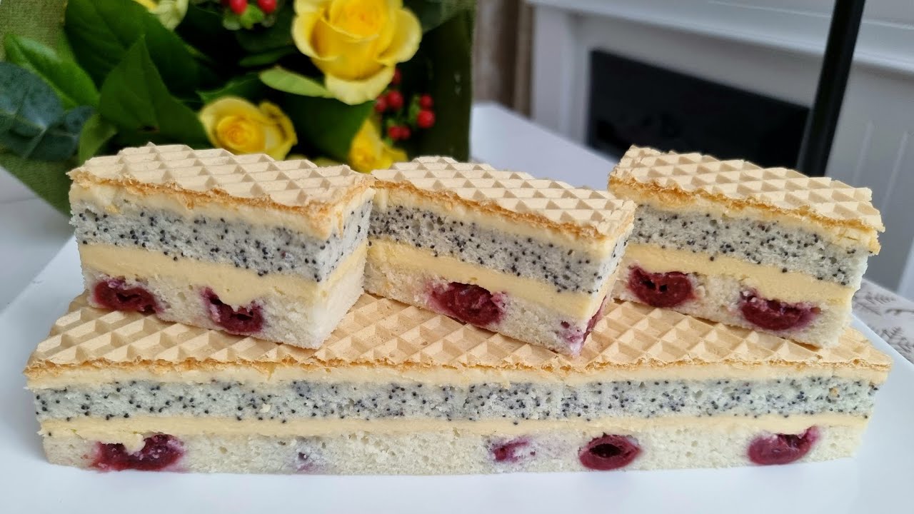 O Prăjitură specială cu cocos, mac, vișine și foaie de napolitană - o bunătate rapidă și simplă