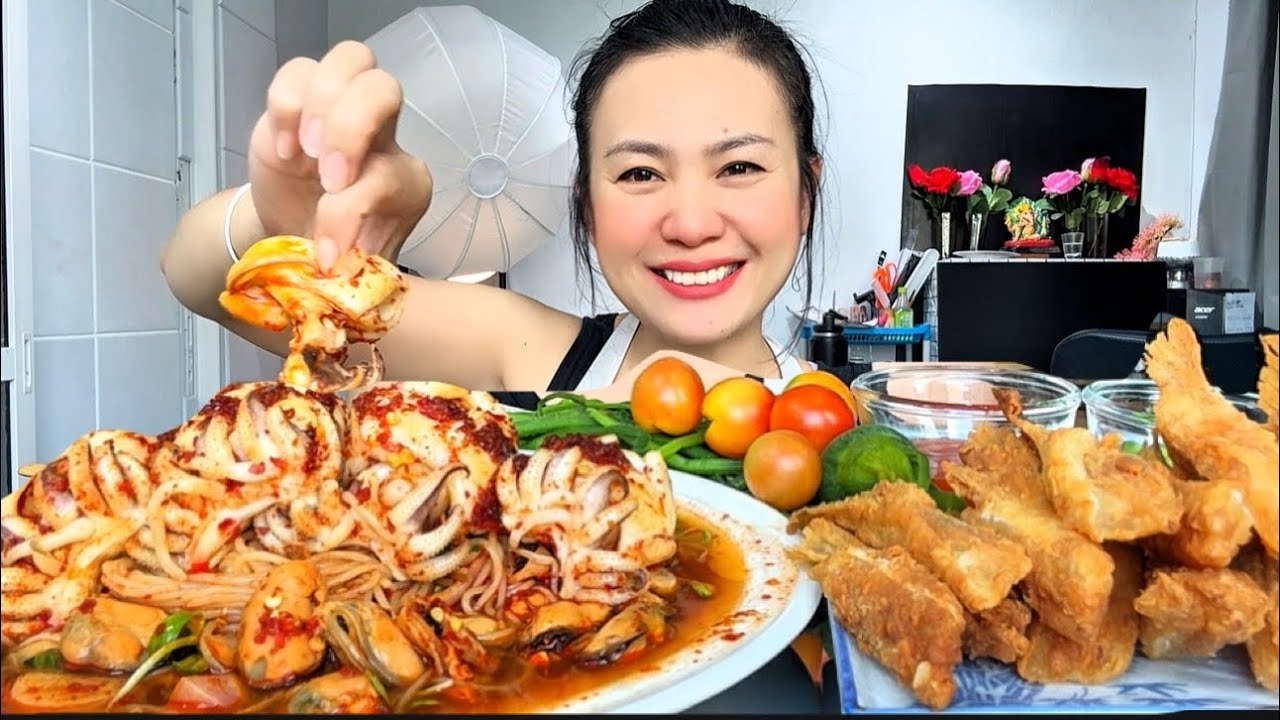 Thai Food ASMR: Spicy Khanom Jeen Salad with Crispy Salmon Belly Mukbang Show