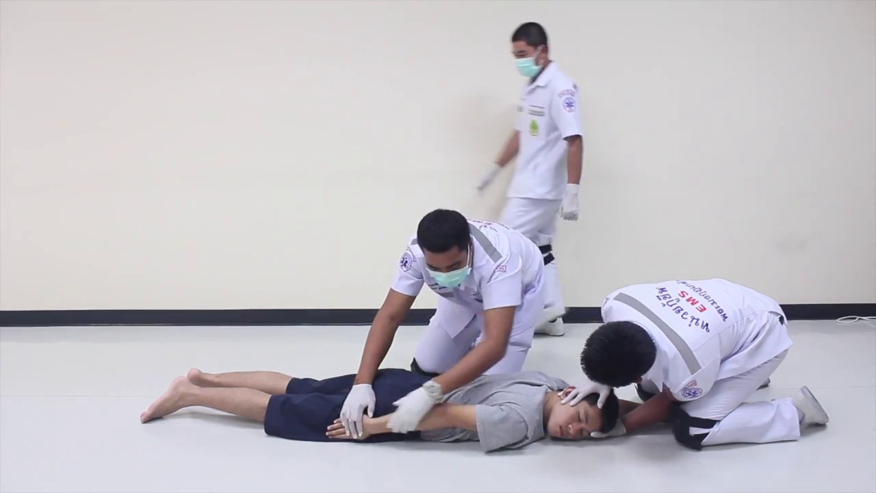 การพลิกผู้บาดเจ็บจากท่าคว่ำมานอนหงาย (Roll from prone to supine position)