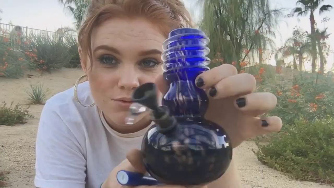 HOT girls smoking weed!!