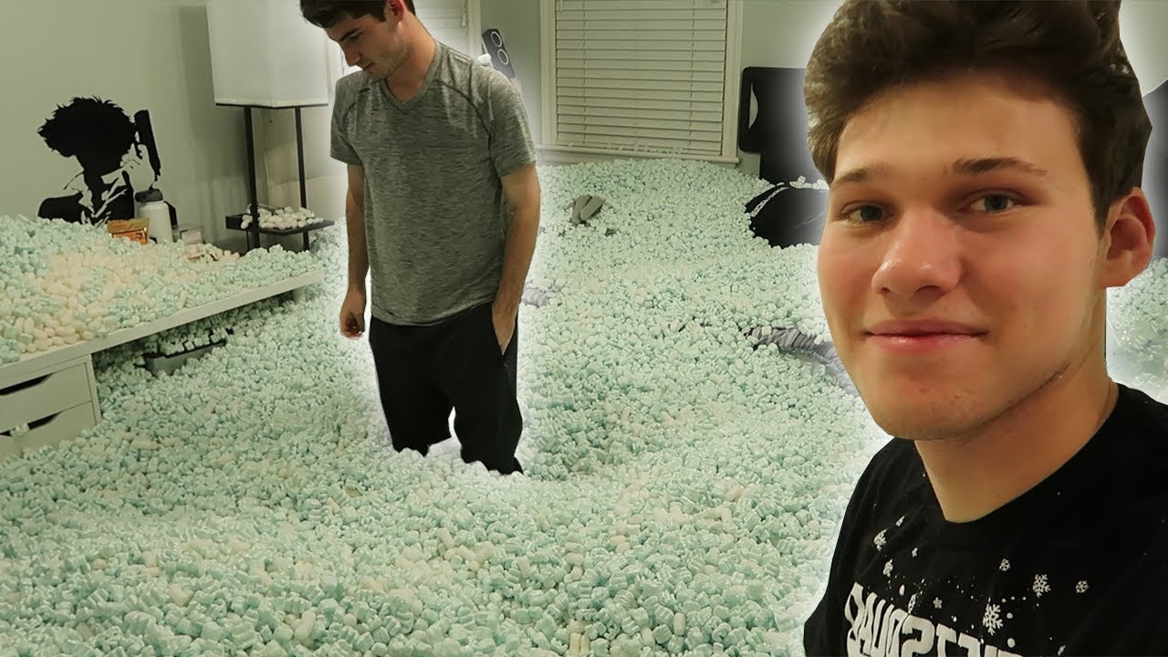 PRANKING ROOMATES ROOM WITH 10,000 PACKING PEANUTS!