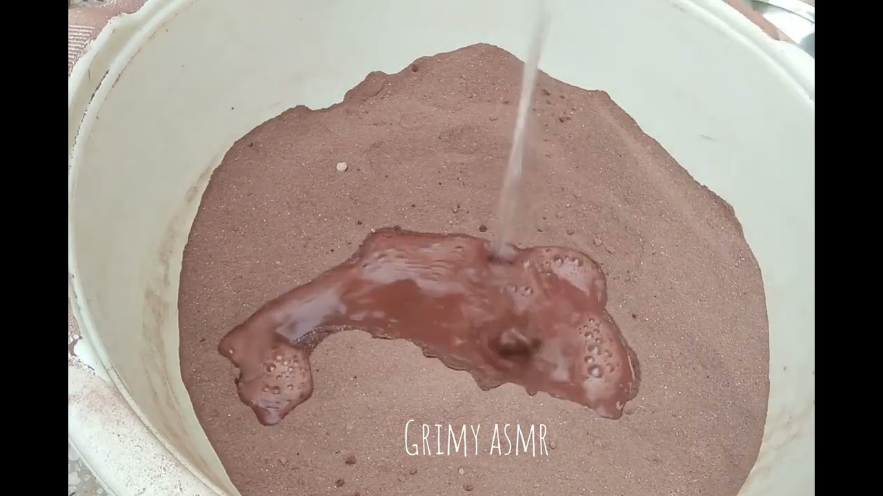 Red Sand Dry Crumbling+Pouring Water