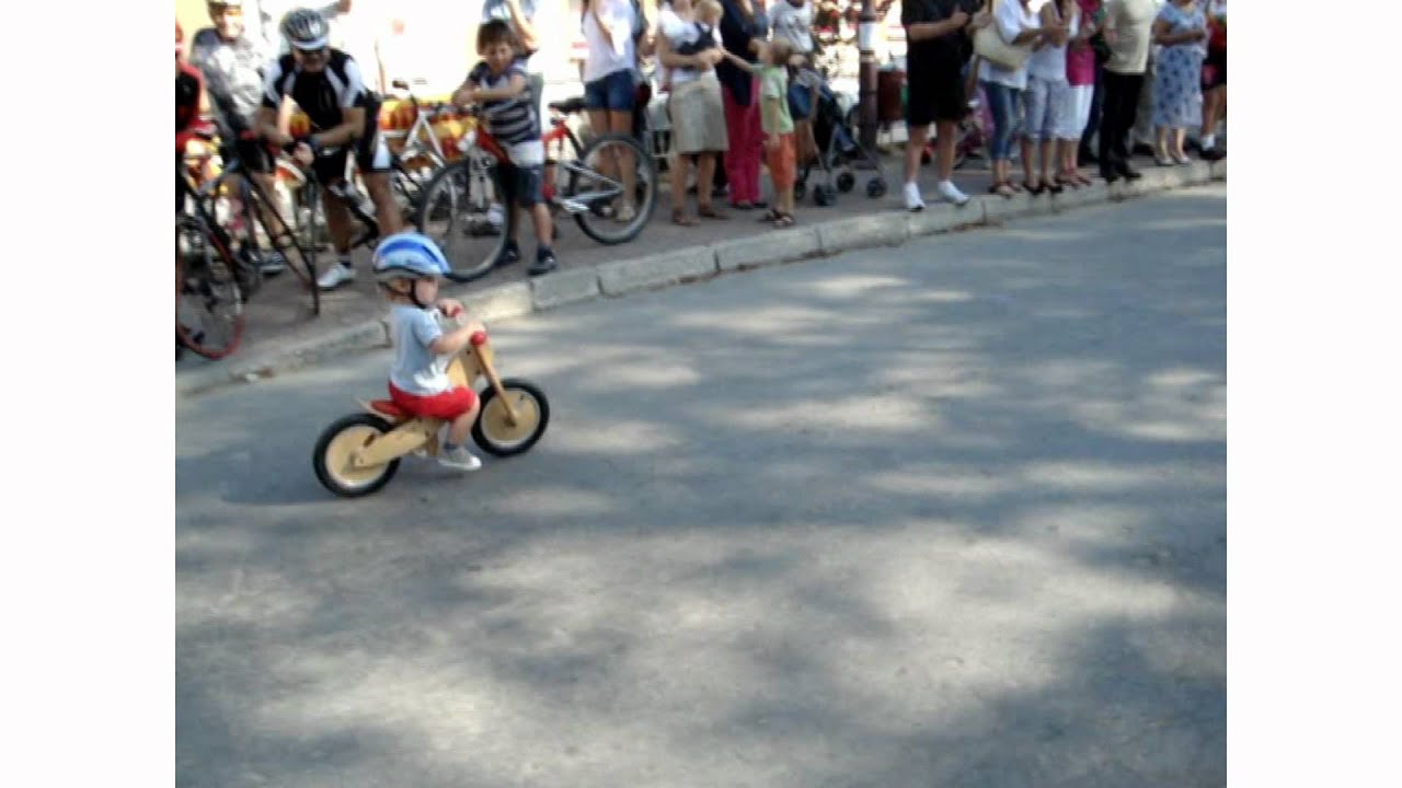 Wyścig kolarski - Piotruś na rowerku biegowym LIKEaBIKE