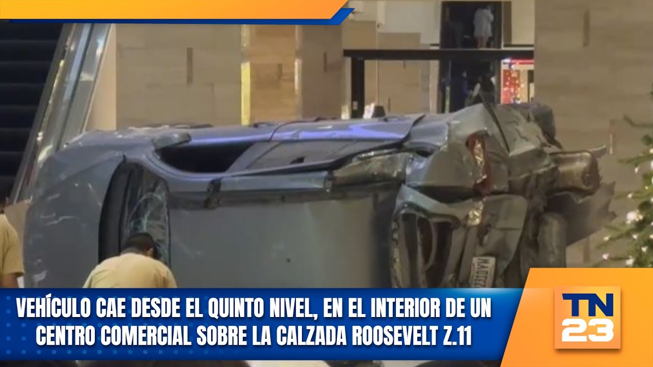 Vehículo cae desde el quinto nivel, en el interior de un centro comercial sobre la Calzada Roosevelt