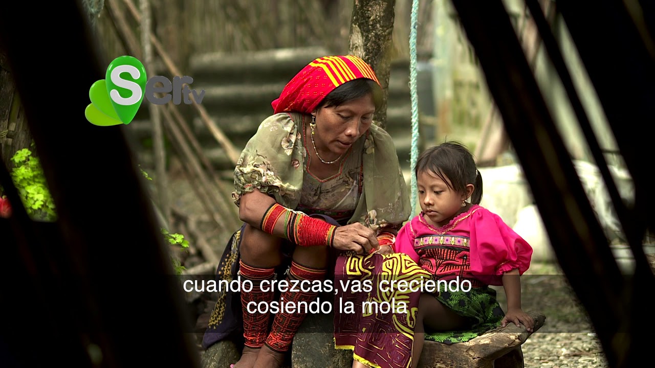 Mujer Guna Yala ense&ntilde;ando