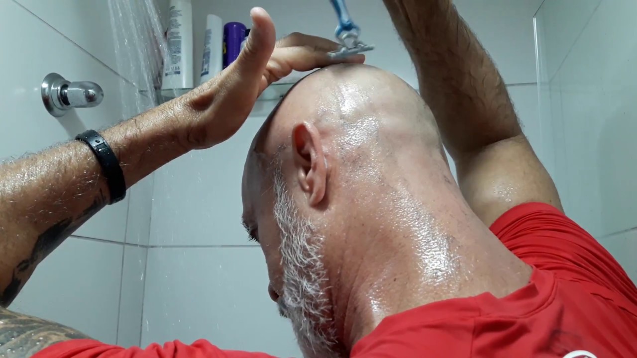 Careca. Como Raspar a Cabeça com Aparelho de Barbear.