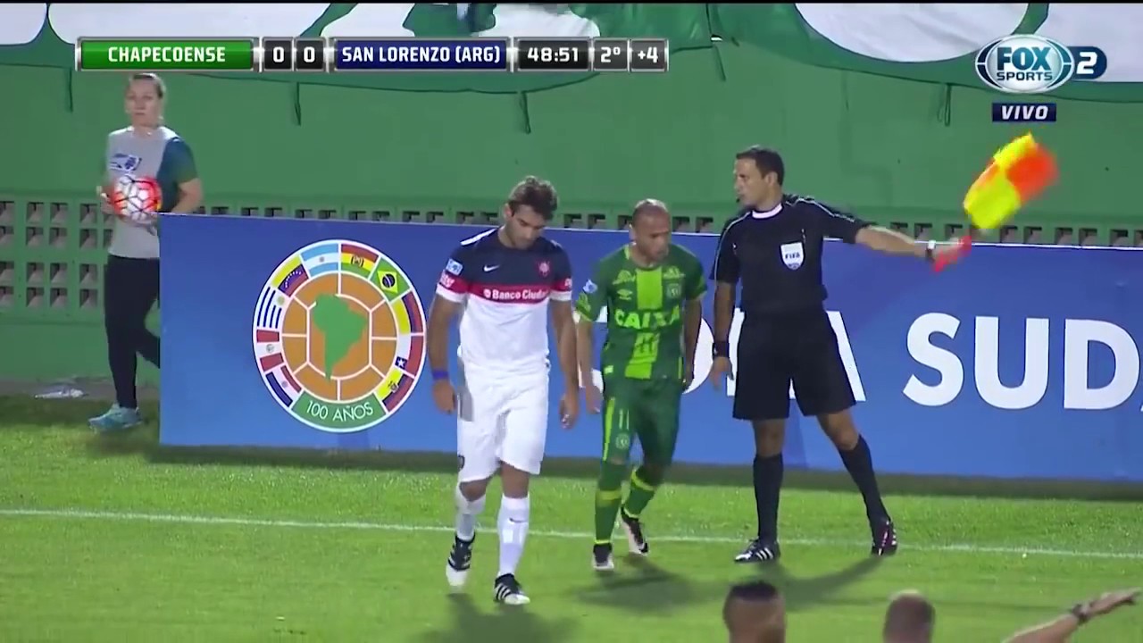 Foi o espirito de Cond&aacute;! grita o narrador no momento da defesa do goleiro Danilo da Chapecoense