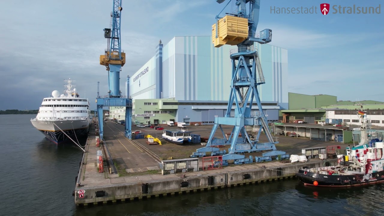 Kreuzfahrtschiff MS HAMBURG legt in Stralsund an