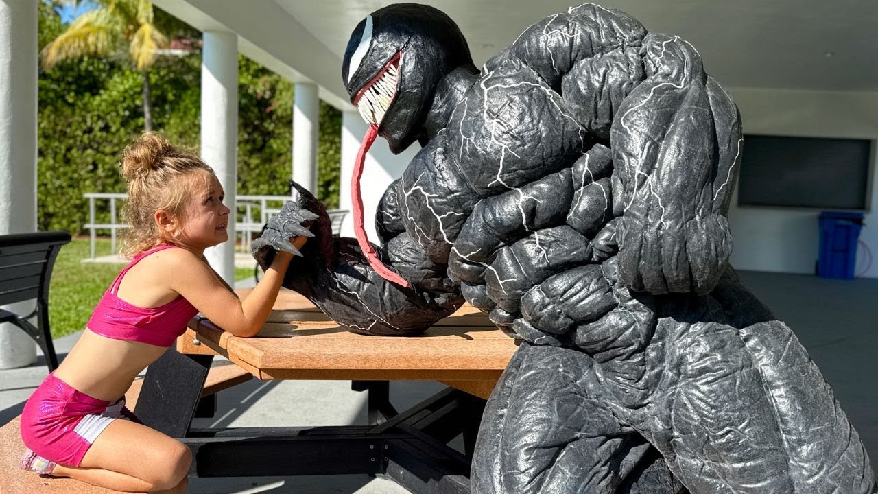 Little Girl Challenges VENOM Bodybuilder in Arm Wrestling!