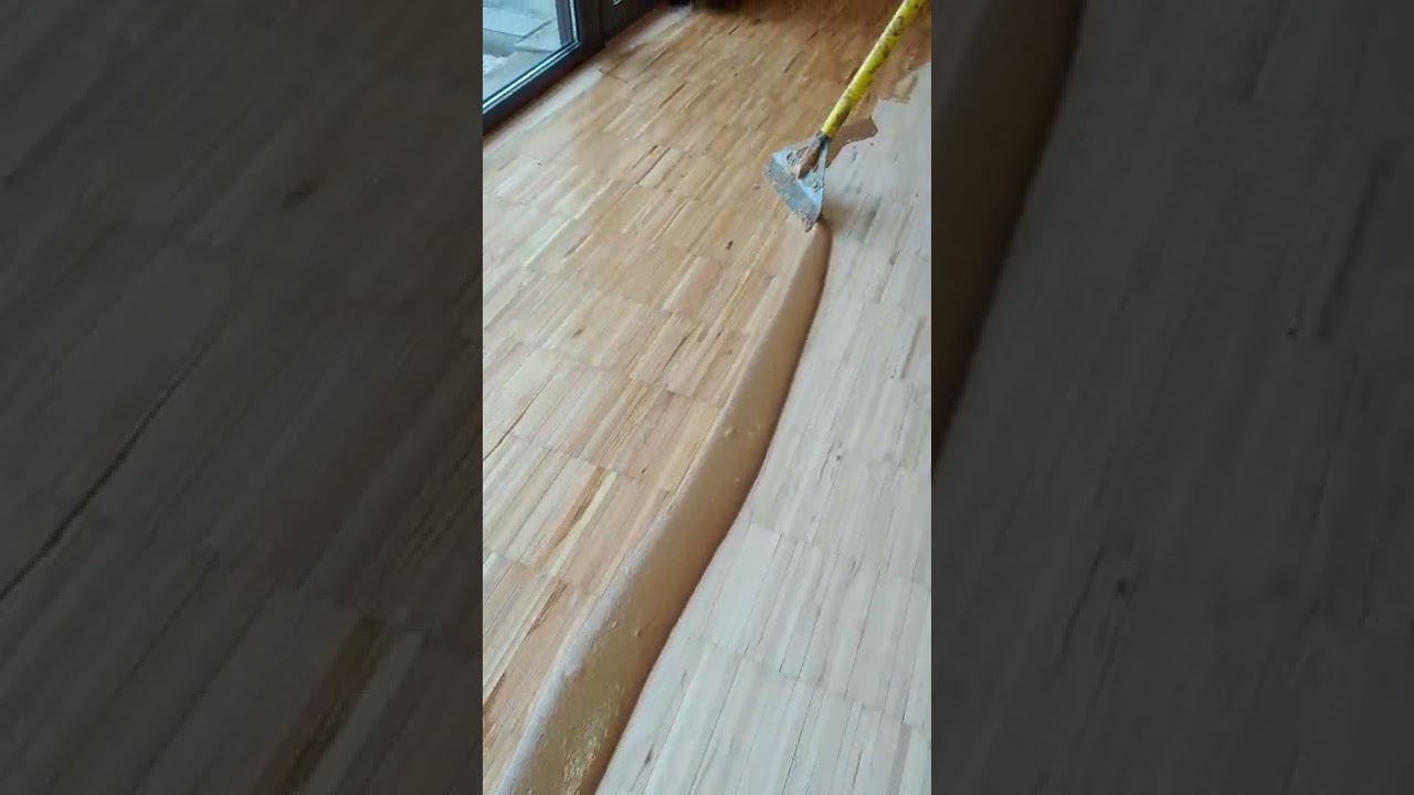 Application de liant de rebouchage pour parquet / Plastor