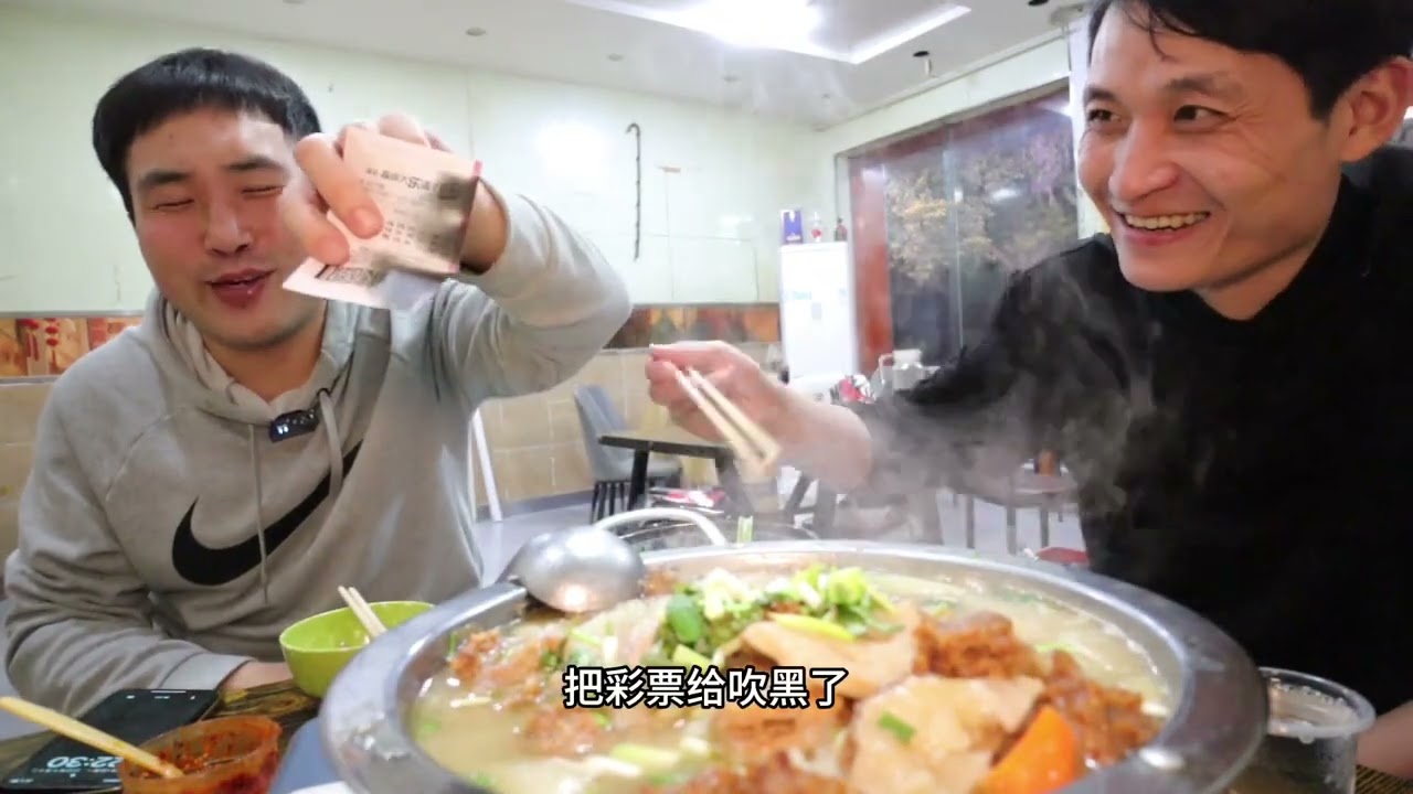 餐饮人下班后能有多快乐，整个锅仔 炸个小虾，炫半斤！#深夜美食