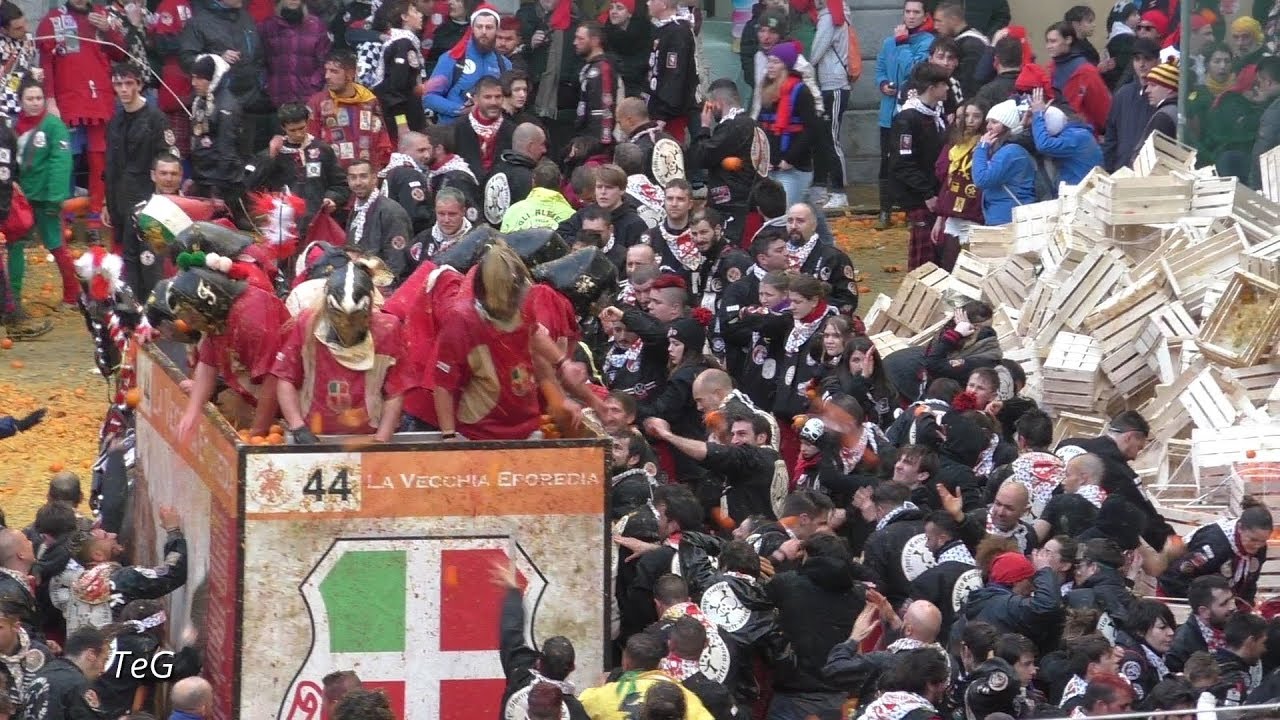 Battaglia arance con il carro La Vecchia Eporedia - Carnevale Ivrea 2018
