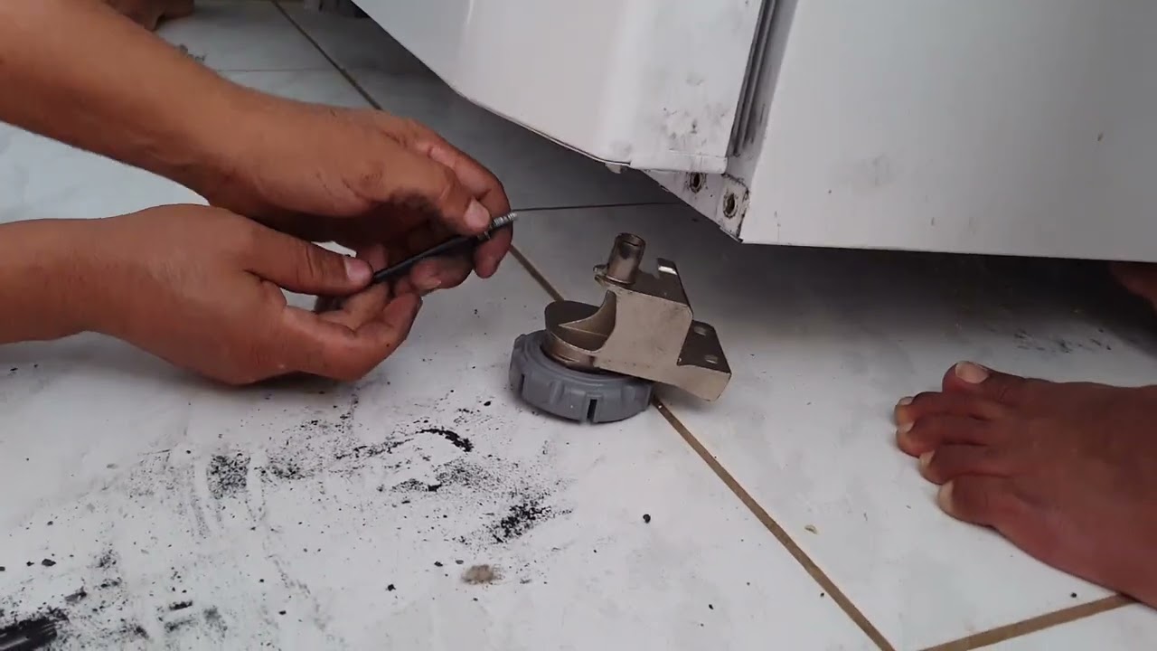 CONSERTANDO A PORTA DE UMA GELADEIRA ELECTROLUX