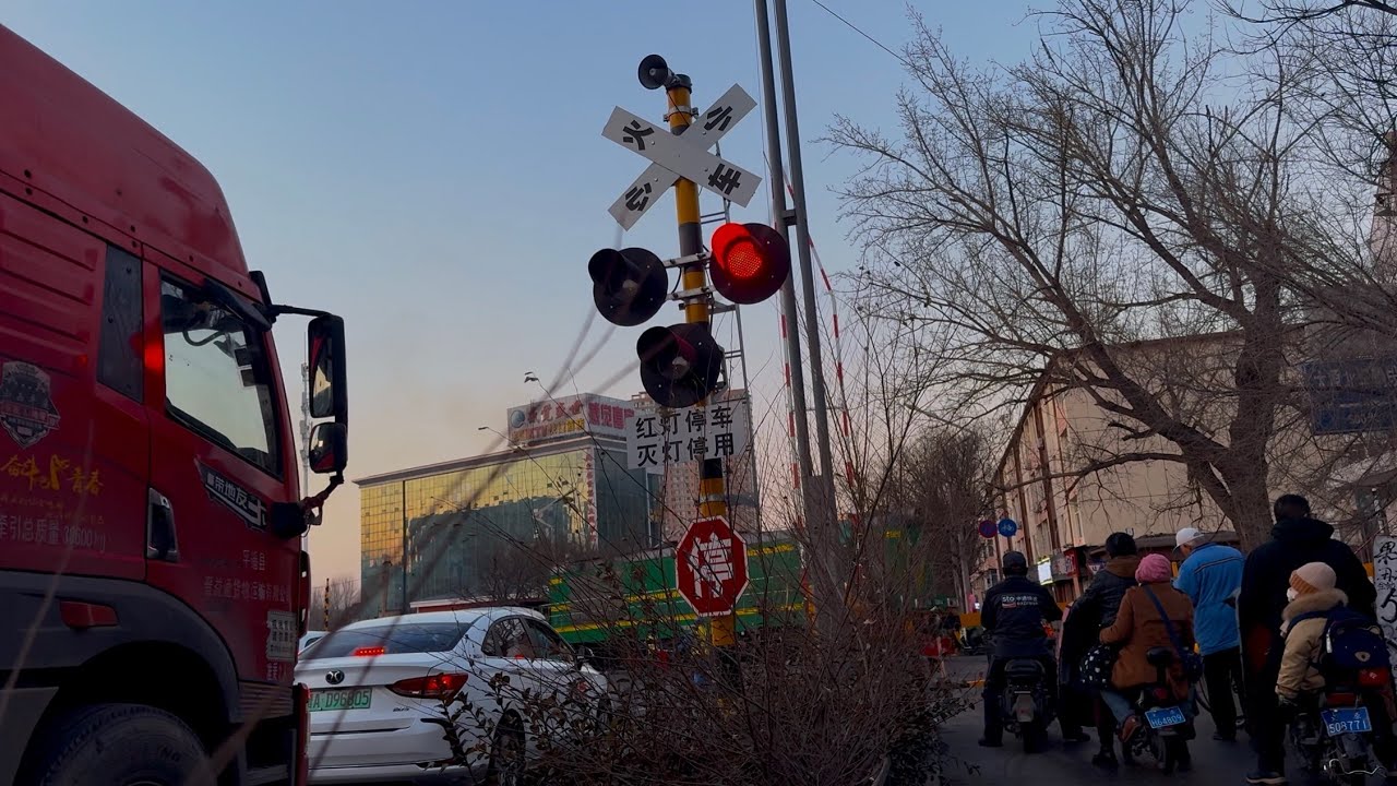 Jiefang North Road level crossing, Taiyuan, Shanxi Province, China