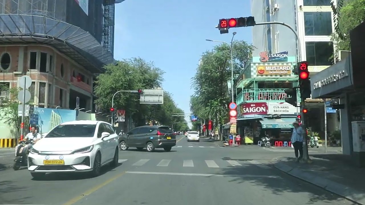 Bến Bạch Đằng/Đường Hai Bà Trưng quận 1 Sài Gòn trưa mồng một Tết Bính Ngọ 2026